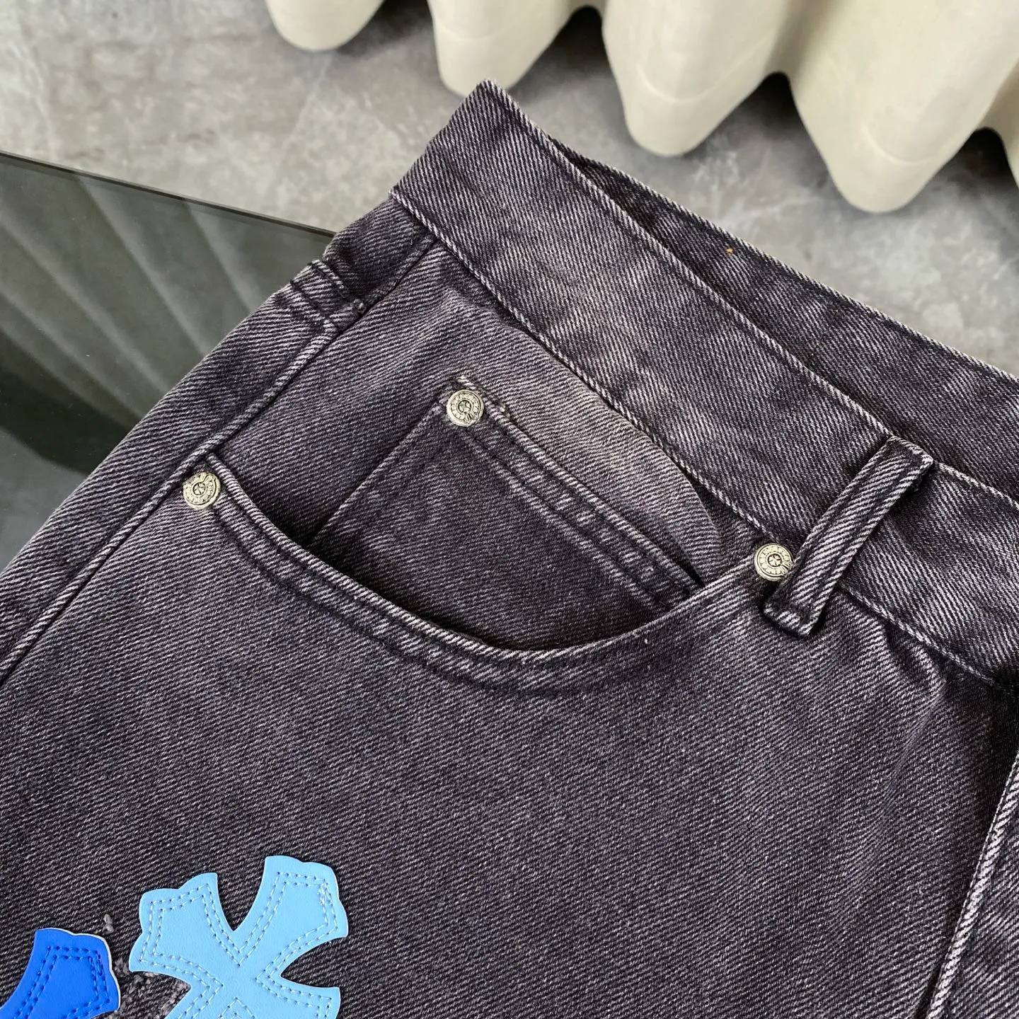 🅿️240 Chrome Heart classic multi-color laser cross patchwork leather jeans. The pants are made of top-notch heavy-duty washing technology, and every detail shows ingenuity. The calfskin is laser-cut to make a delicate cross, which is both a tactile and visual enjoyment. Paired with aged silver hardware, it is retro, high-end and full of texture. The straight-cut upper body turns into "chopstick legs" in an instant, easily modifying the shape of the legs. It can be controlled by any body shape and has a full sense of luxury.  This is a carefully crafted high-end version, the quality far exceeds that of street currency, and the details can stand the scrutiny of a magnifying glass. Although the price is close to the people, the quality is completely in line with the big brands, and it is easy to follow the trend.  Classic black, low-key and versatile. Pair it with simple T-shirts and personalized shirts to easily create a fashionable look. Whether you are going out daily or attending events, you can be the center of attention.  Color: black Size: S M L XL 28 30 32 34